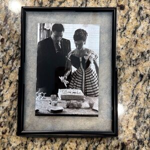 Set of 2 Picture frames. Size 6x8. Picture shown inside is 4x6.